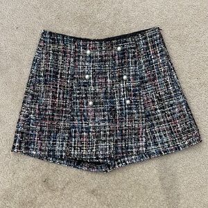 Skirt/short, size L, tweed texture, with pearl buttons.